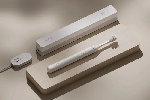 This Suri Electric toothbrush gives your tooth cleaning a bio-friendly buff